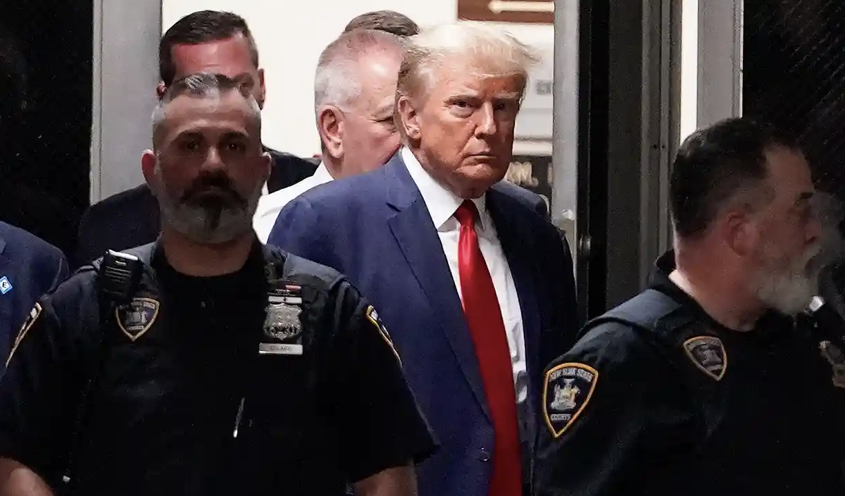 Trump accusato anche di cospirazione: rilasciato dopo l'incriminazione per 34 capi d'accusa