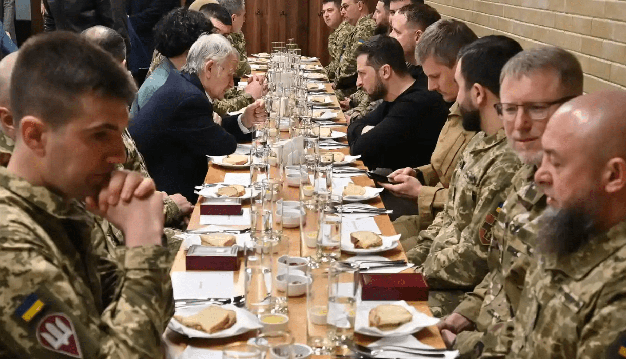 I soldati ucraini musulmani osservano il ramadan: Zelenskiy condivide l'iftar con loro