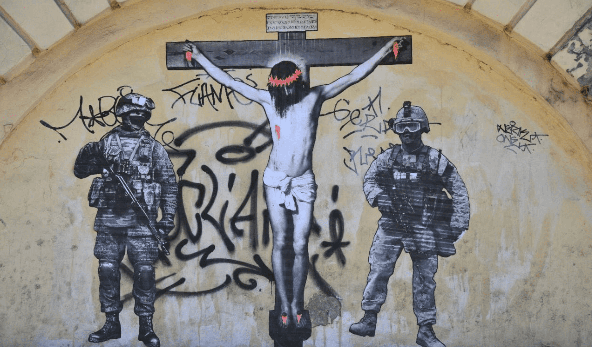 A San Pietroburgo un murale con Cristo morente con a fianco i soldati: la censura di Putin lo cancella