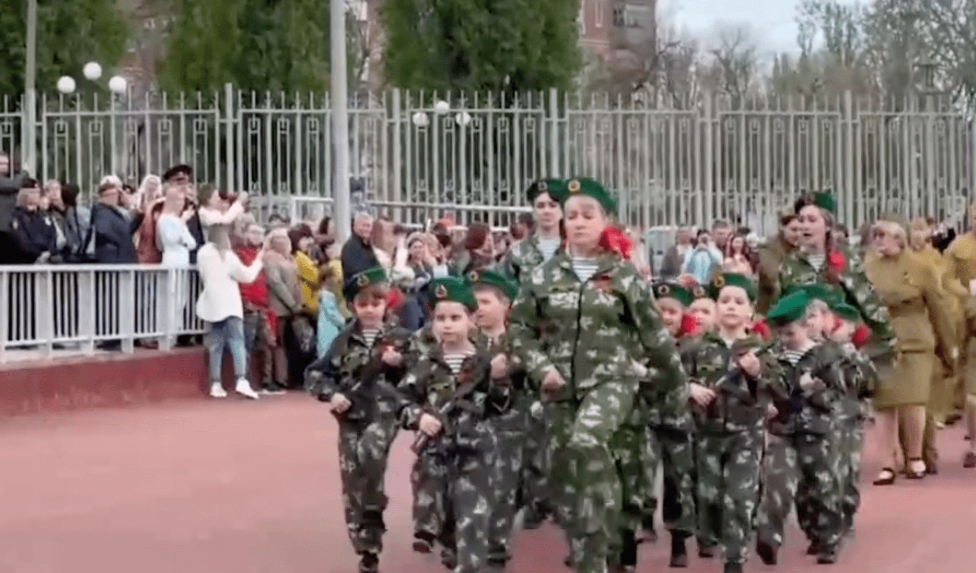 Screenshot 2023-04-29 alle 21.48.42 Il nazionalismo di Putin: parata militare dei bambini delle elementari