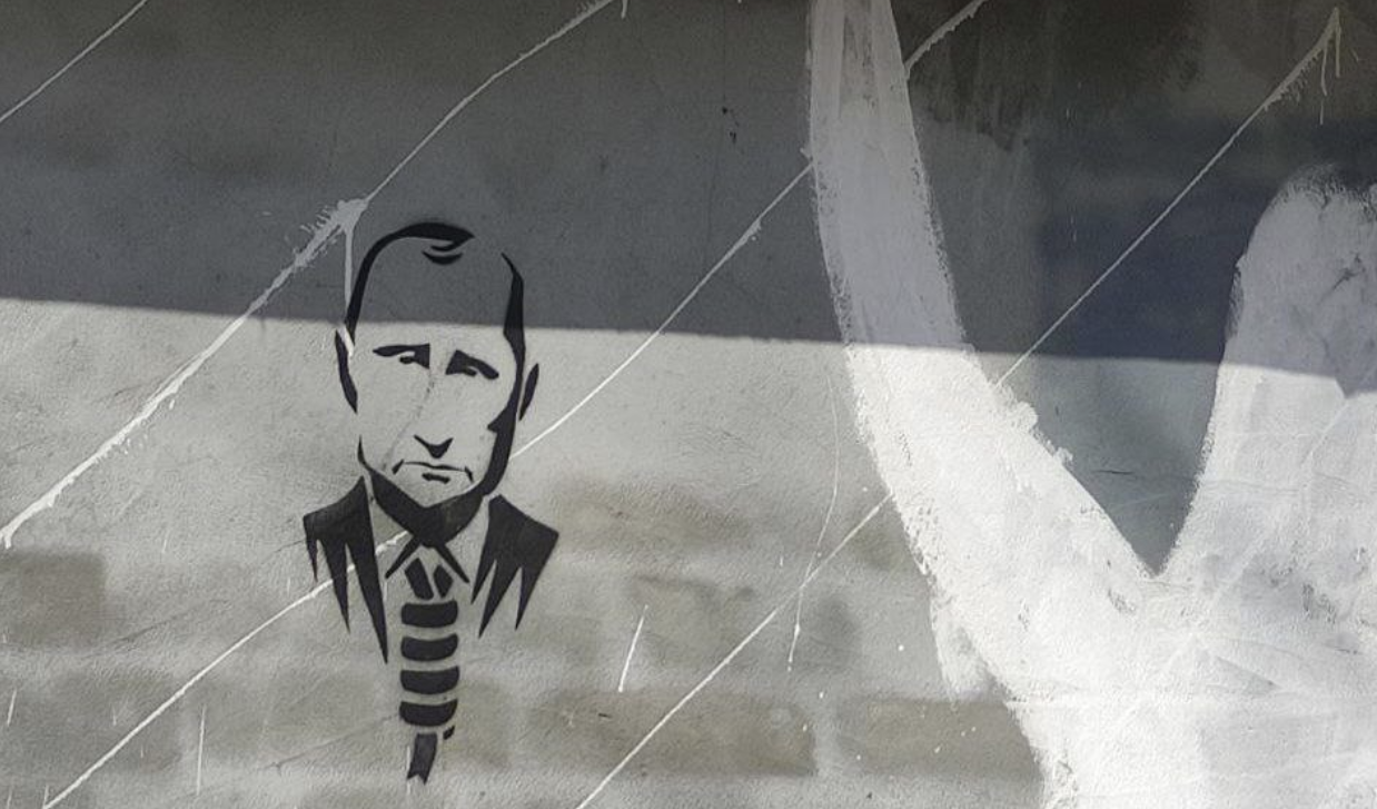 Screenshot 2023-04-30 alle 23.40.09 Putin con il cappio al collo: il graffito sopravvive alla censura