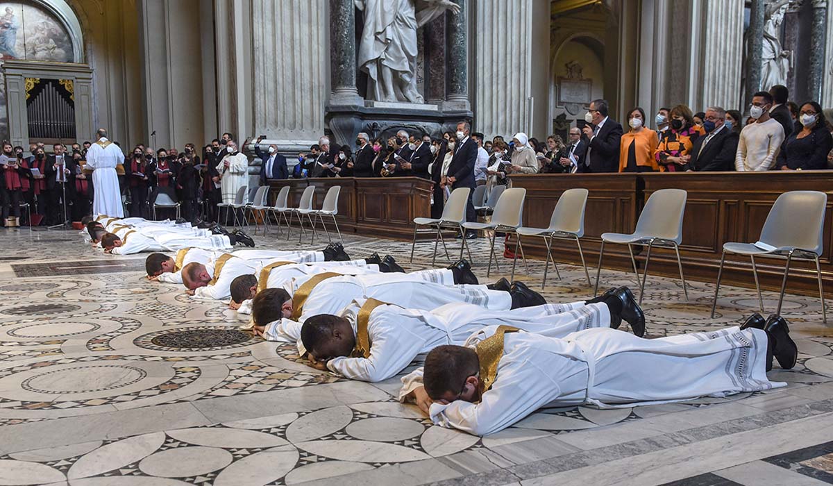 Infermiere vedovo e con una figlia grande diventerà sacerdote