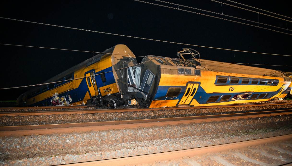 Incidente ferroviario in Olanda, treno contro una gru: un morto e almeno 30 i feriti