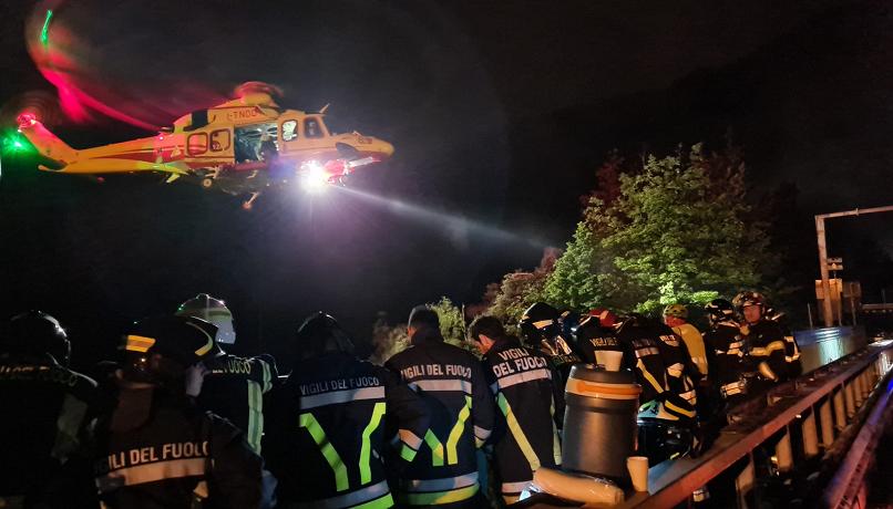 Madre si getta da un ponte con il figlio di 4 anni: morti