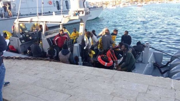 Lampedusa, sbarcano 1326 migranti: Meloni e Salvini non si dimettono Lampedusa, sbarcano 1326 migranti: Meloni e Salvini non si dimettono