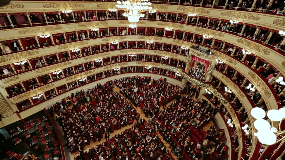 "Viva l'Italia antifascista!": il video del giornalista identificato dalla Digos alla prima alla Scala