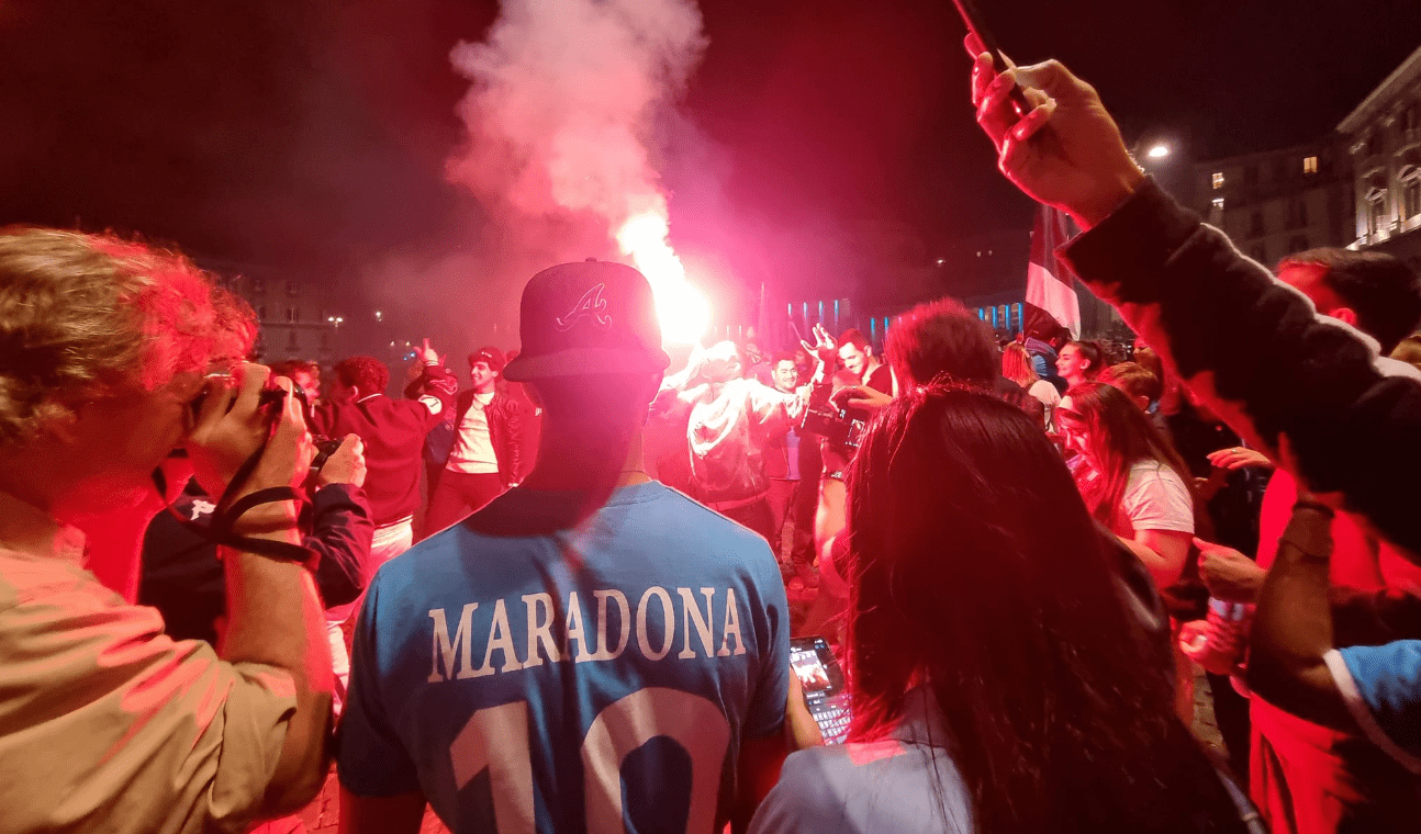 Napoli, la città dei miracoli  si abbraccia per lo scudetto