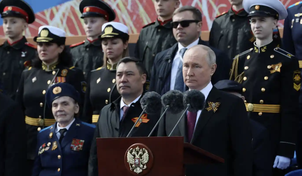 Putin ribalta la realtà: "Una guerra si è scatenata contro di noi"