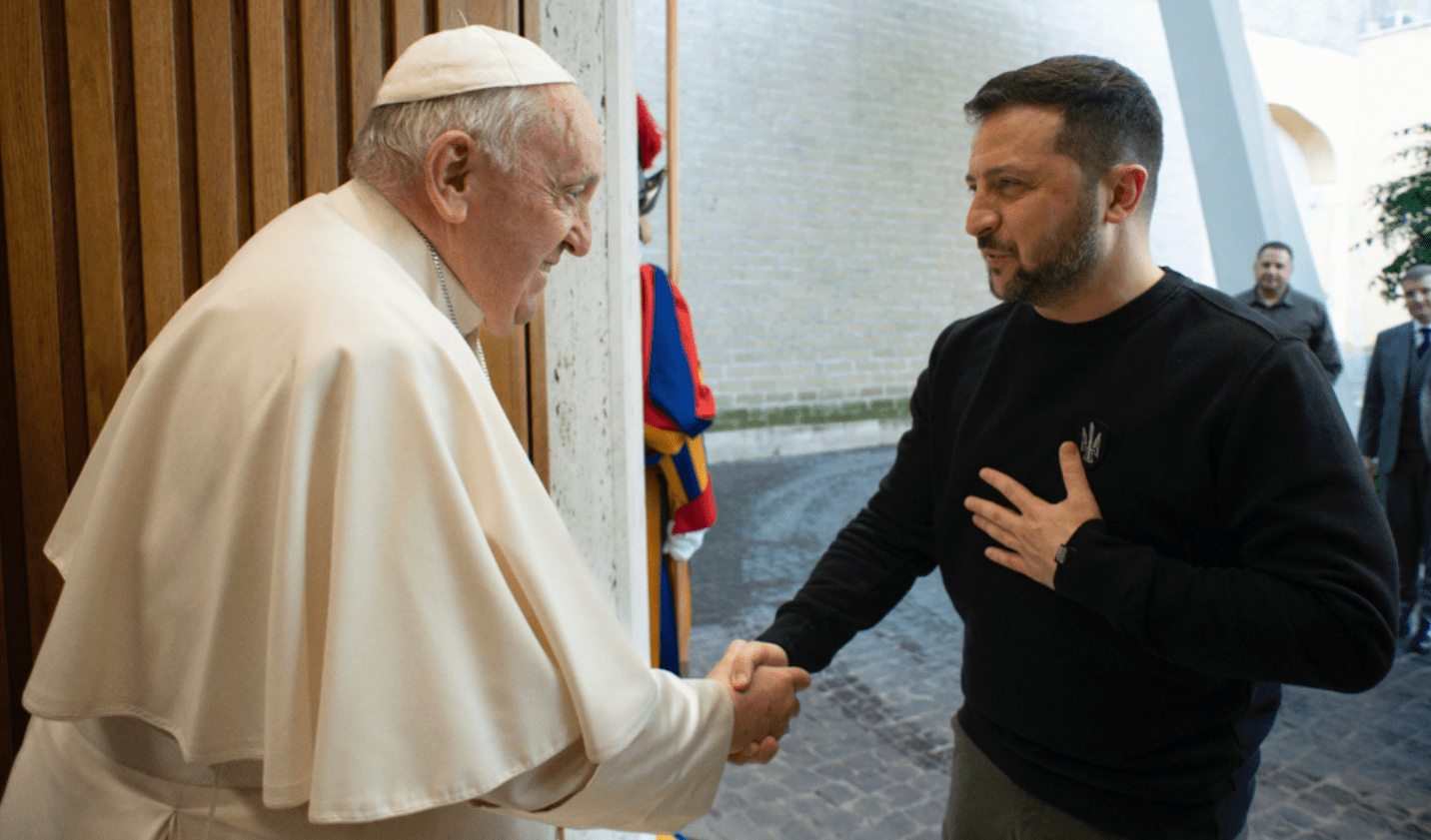 Nel tempo in cui la parola è alle armi si censura Rovelli che è contro le armi: ma almeno c'è il Papa...