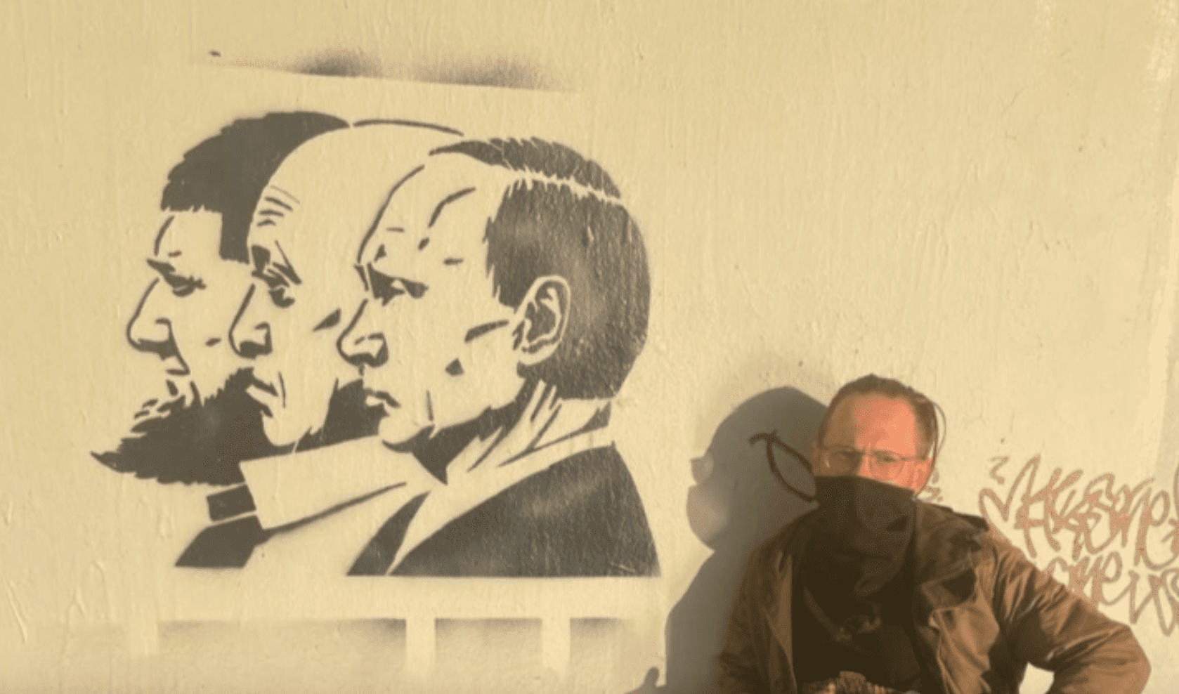 Screenshot 2023-05-20 alle 18.33.49 Il trio Putin, Kadyrov e Prigozhin: a San Pietroburgo la satira sfida la repressione