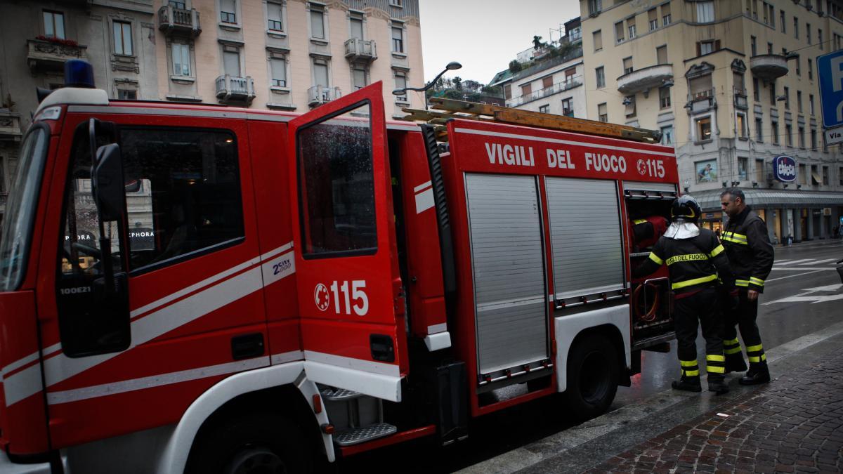Esplosione in un negozio a Milano, due feriti a causa dell'incendio divampato all'interno