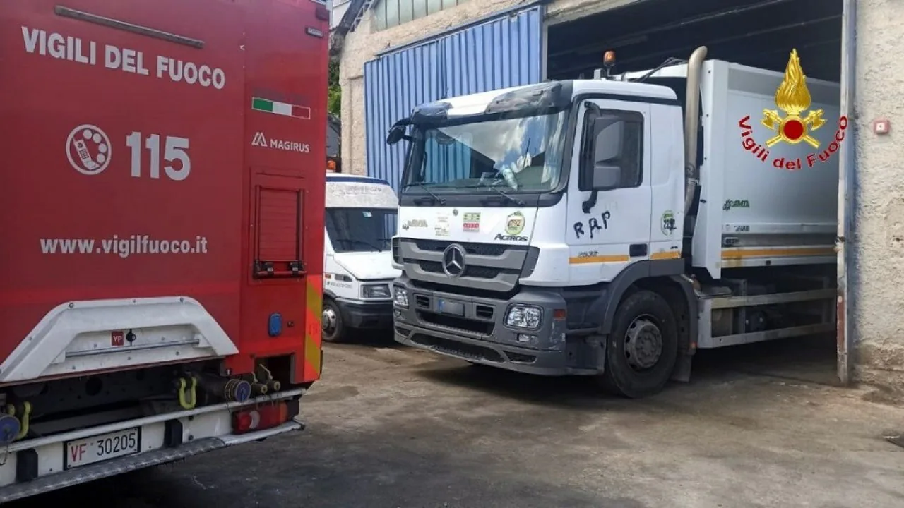 portoscuso-rifiuti Finisce nel compattatore, muore un 58enne che stava gettando dei rifiuti