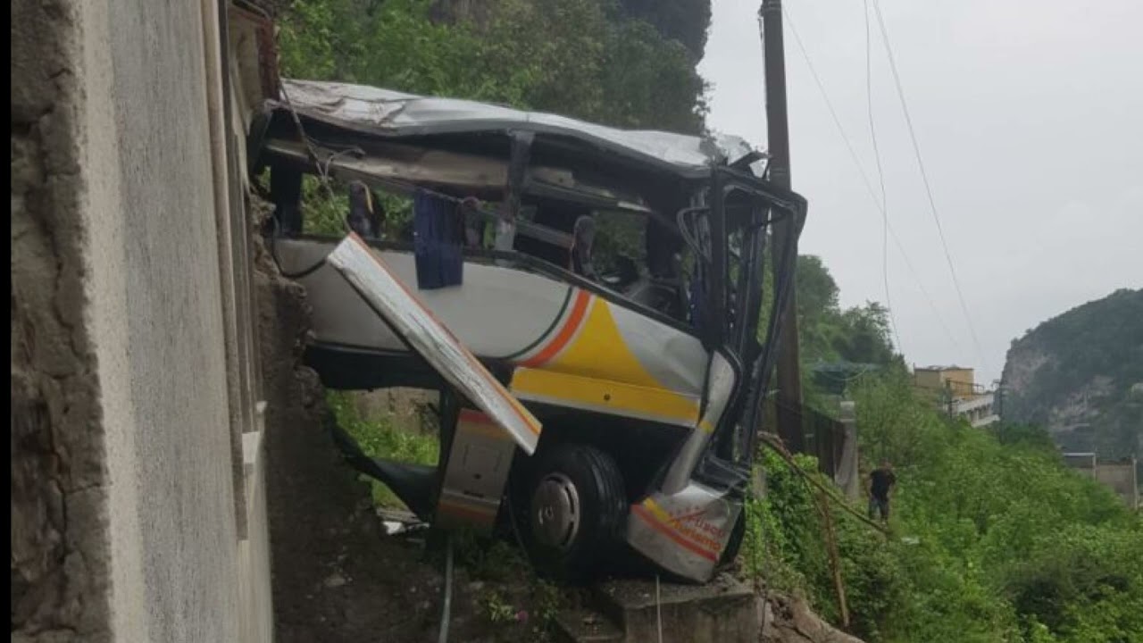 ravello-minibus Ravello, minibus turistico precipita in una scarpata: morto l'autista del mezzo