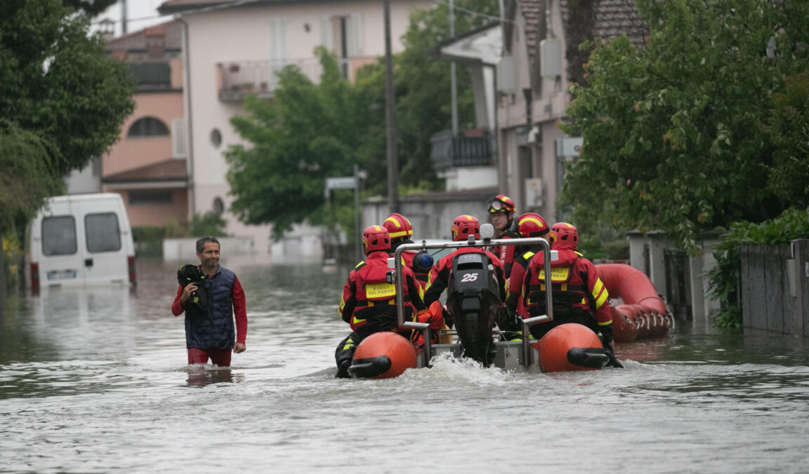 Alluvione, a Ravenna il giorno più lungo: l’acqua avanza e scarseggia il cibo Alluvione, a Ravenna il giorno più lungo: l’acqua avanza e scarseggia il cibo