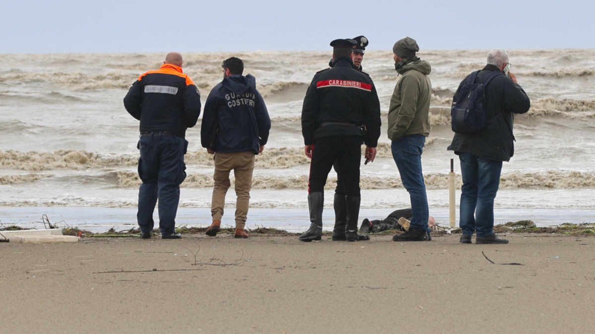 Maltempo, scoperta l'identità della donna ritrovata in spiaggia: morto anche il marito che tentava di salvarla