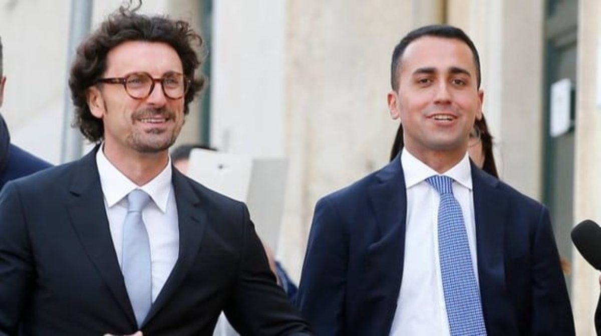 Toninelli attacca l'ex M5s Di Maio: "La politica rende stronzi, è un traditore"