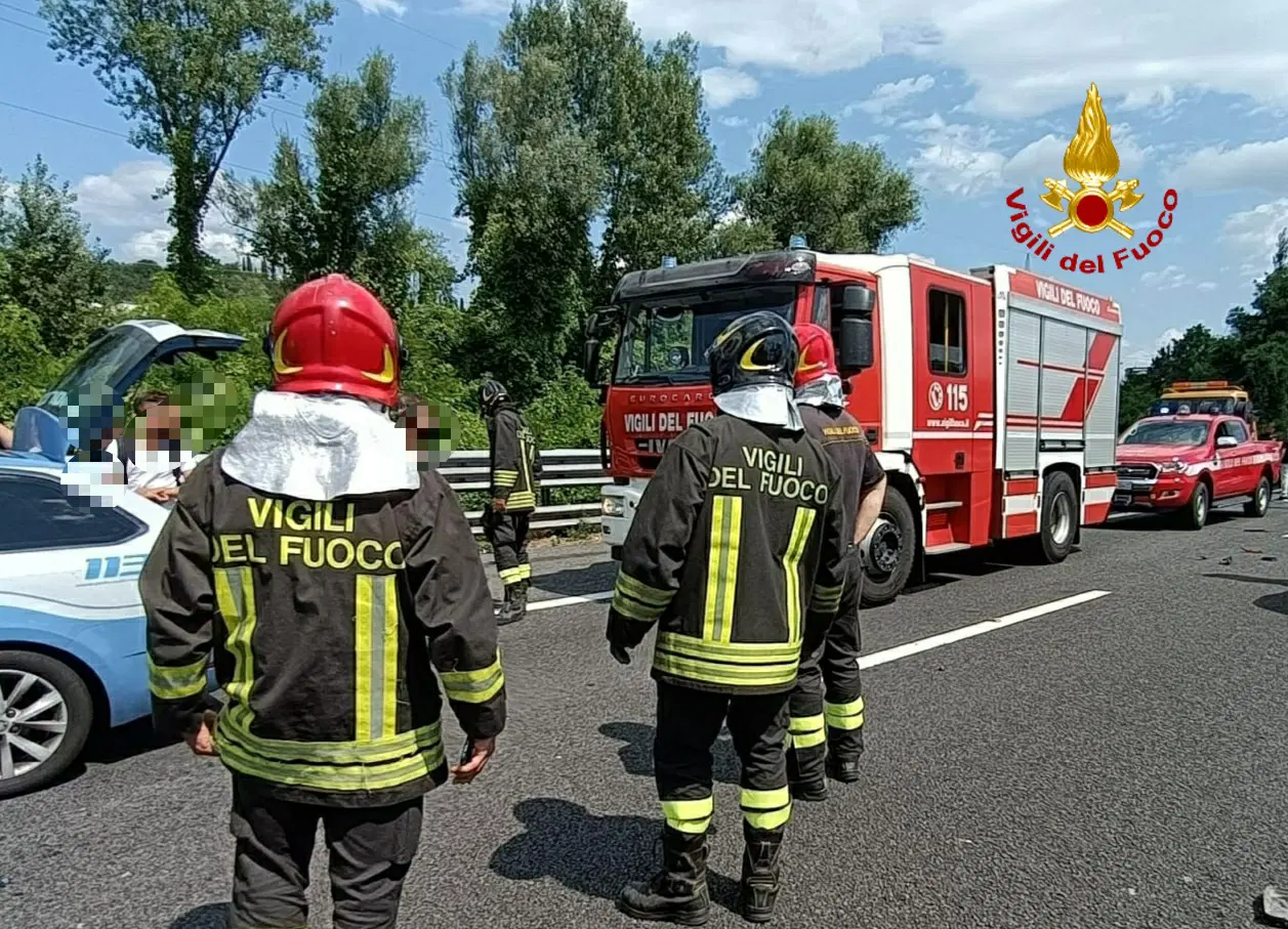 Scuolabus esce fuori strada, a bordo 20 bambini di una scuola: numerosi i feriti