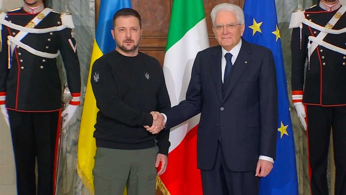 Mattarella a Zelensky: "E' un onore averla qui, sono lieto di incontrarla"