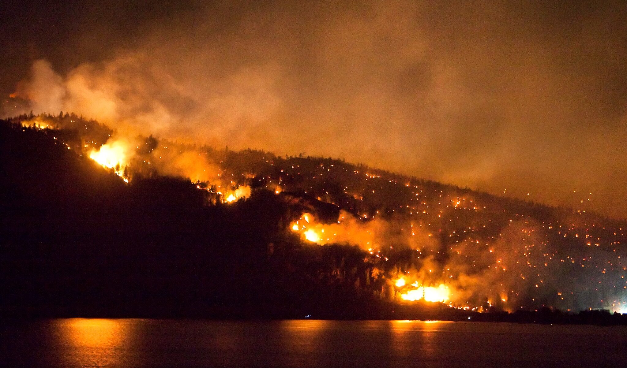 Satelliti Nasa monitorano l'inquinamento atmosferico causato dagli incendi in Canada