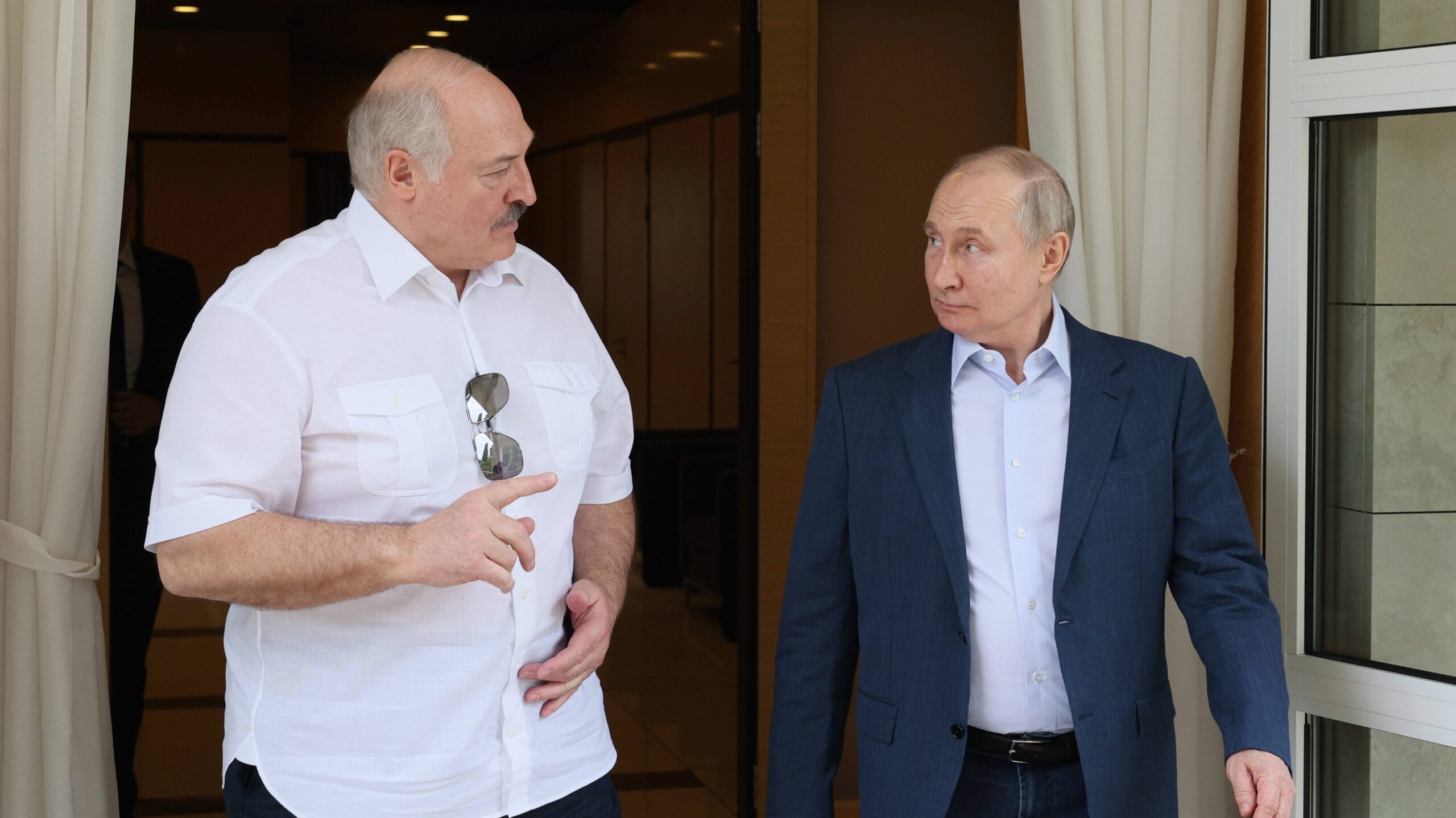 Lukashenko esalta la 'sua' bomba nucleare: "Potrebbe uccidere un milione di persone se Putin chiama lo faccio" Lukashenko esalta la 'sua' bomba nucleare: "Potrebbe uccidere un milione di persone se Putin chiama lo faccio"