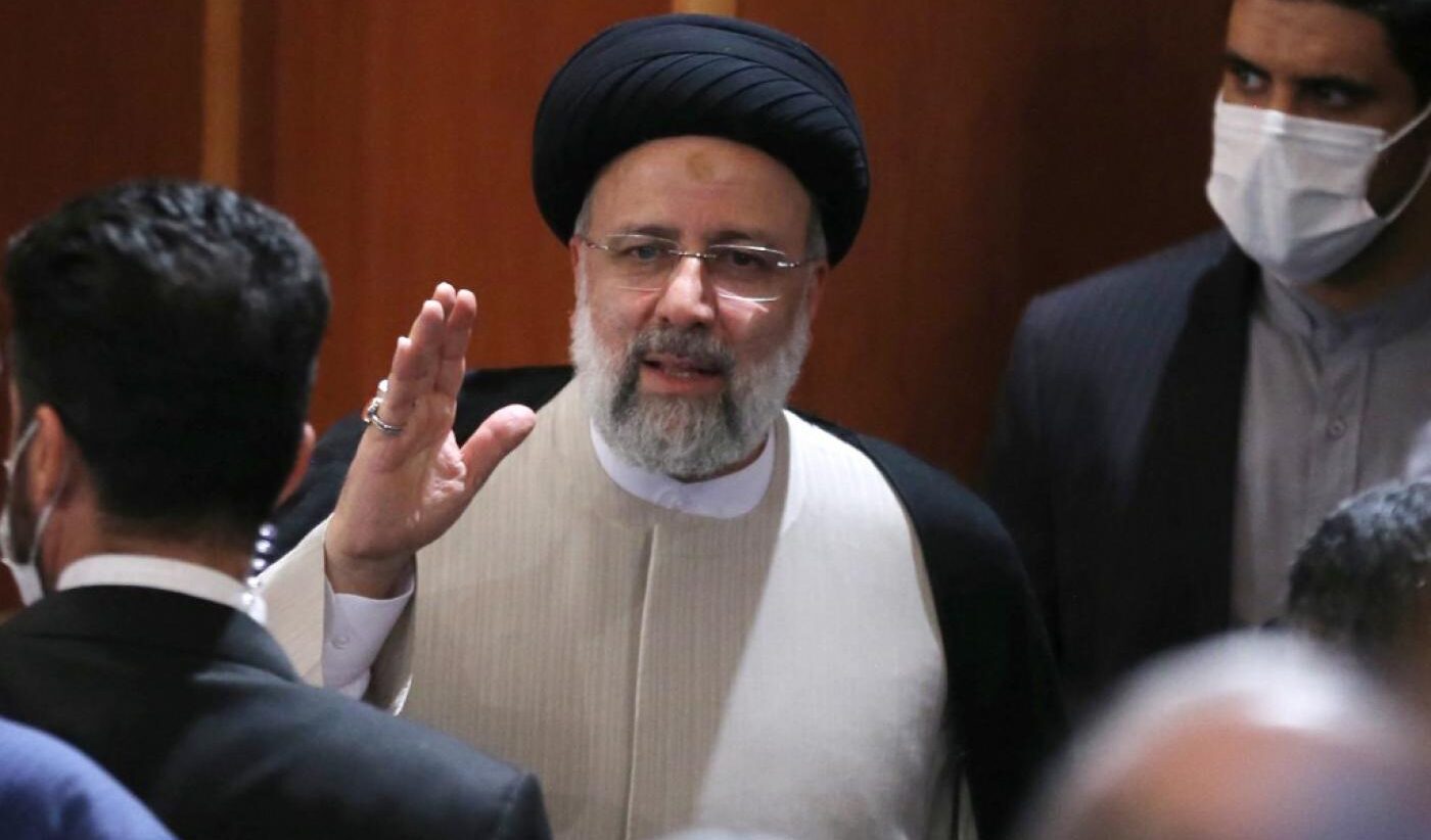 L'Iran riapre l'ambasciata a Riad e "vara" il missile ipersonico