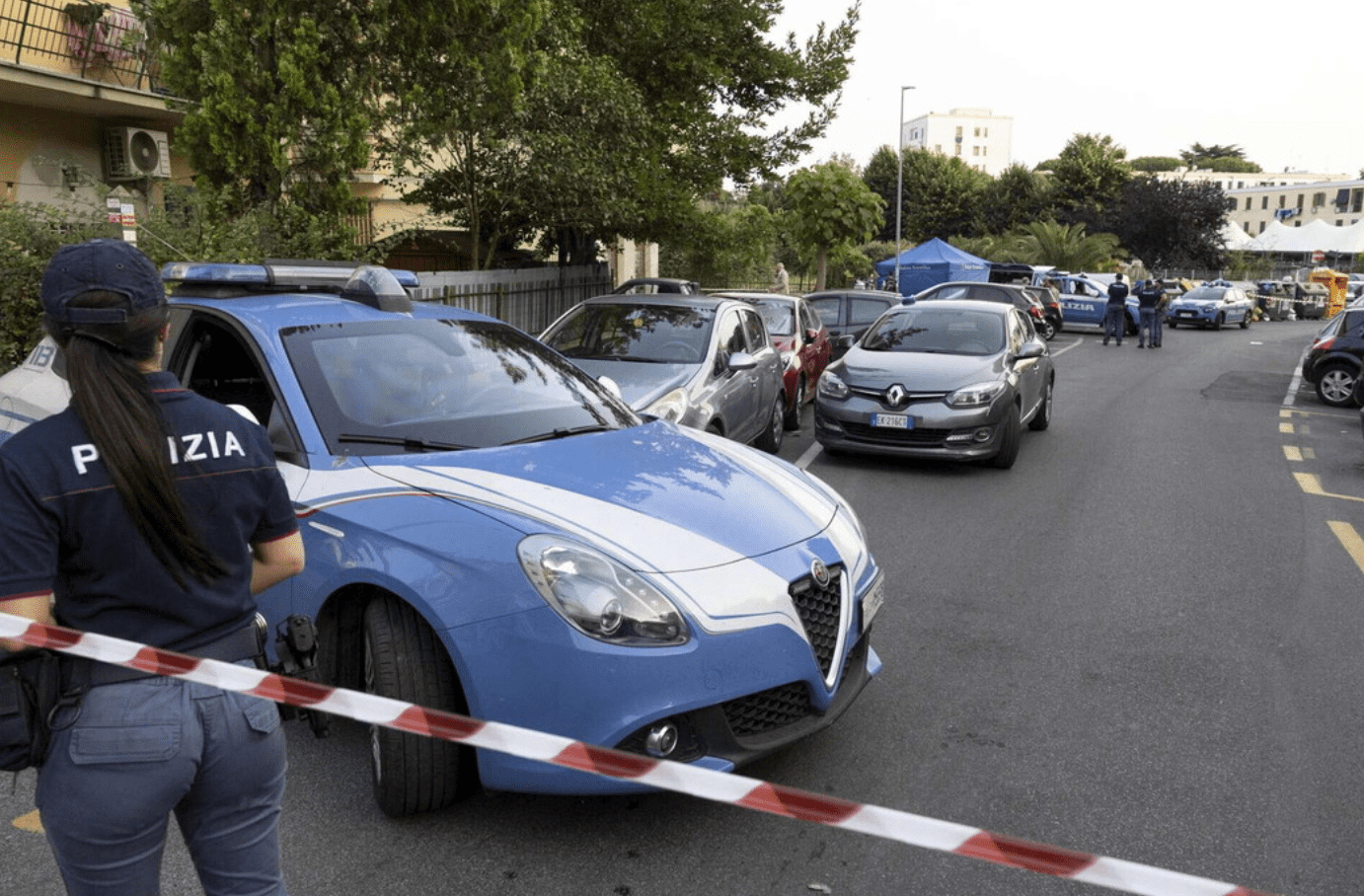 Ragazzina uccisa a coltellate e il suo corpo lasciato in un carrello della spesa