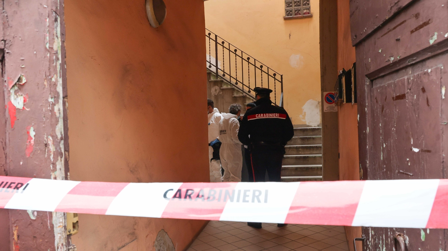 carabinieri-omicidio-suicidio Omicidio suicidio, un uomo uccide il figlio 54enne e si toglie la vita: la lite per un'autofficina