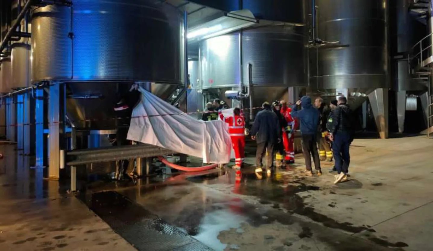 Padre e figlio muoiono in una cisterna di vino: hanno provato a salvarsi a vicenda