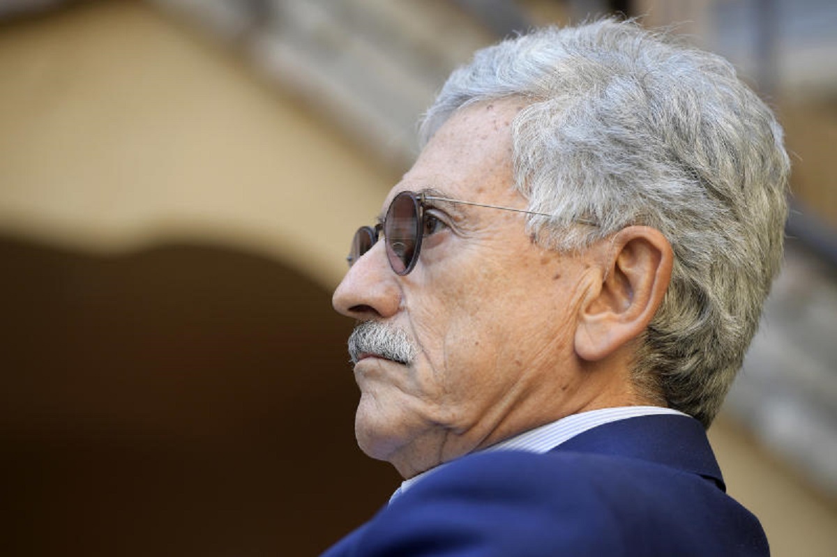 D'Alema e Profumo indagati e perquisiti dalla Digos: "Aerei e navi militari alla Colombia"