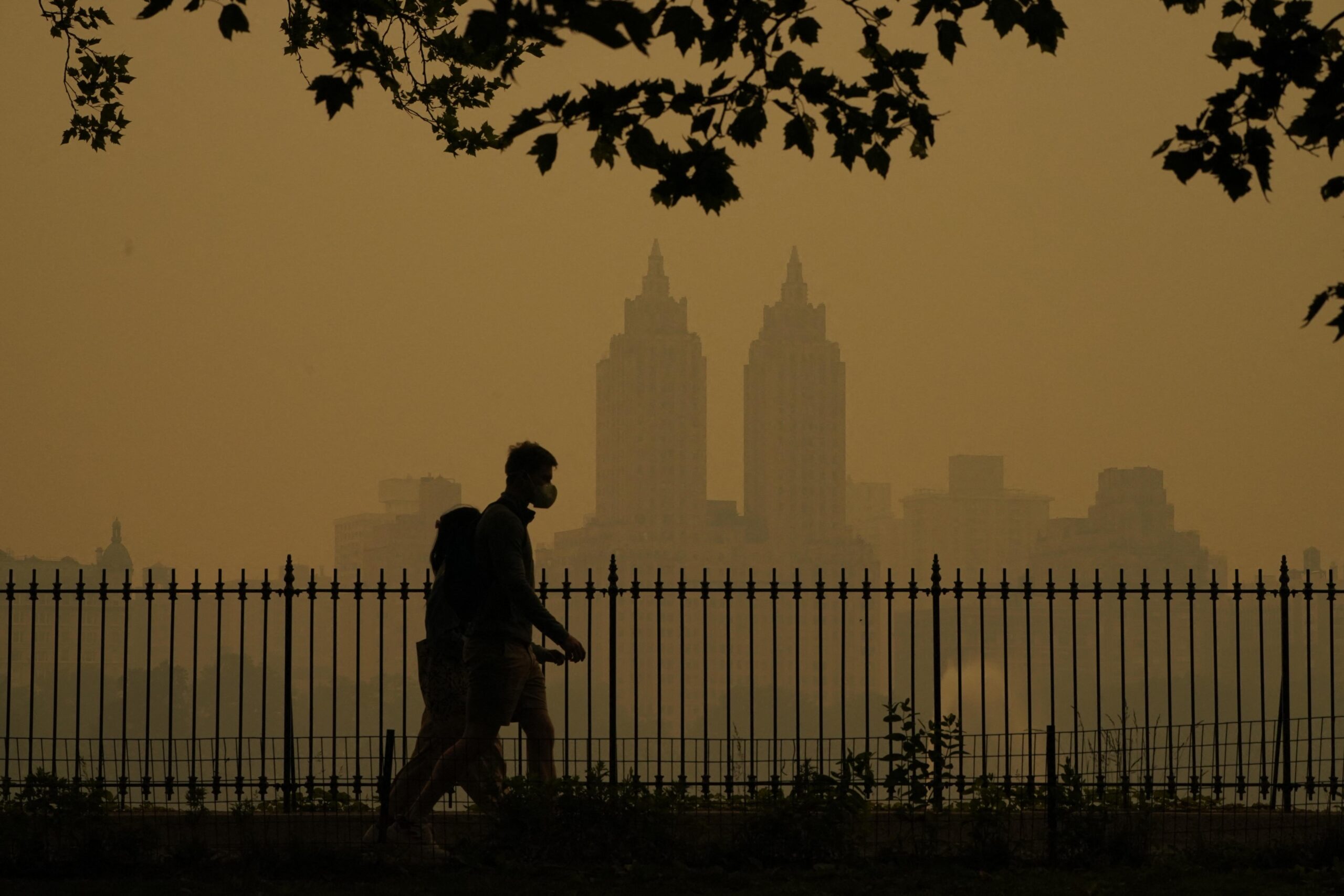 new-york-fumo New York invasa dal fumo, è allarme per la qualità dell'aria dopo gli incendi in Canada