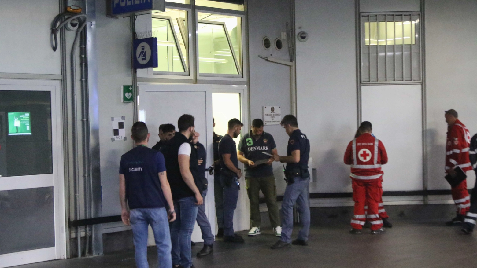 Accoltella 3 passeggeri sul treno, fermato a Rogoredo un 19enne: "Vi ammazzo tutti"