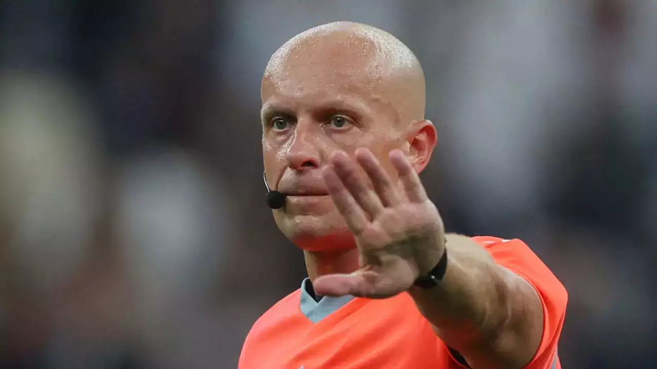L'arbitro della finale di Champions a una conferenza di estrema destra, la Uefa non lo sospende: "Ha chiesto scusa"