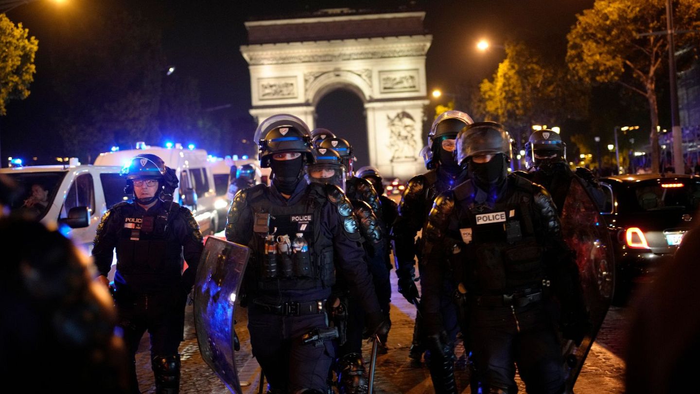 Francia: anche ragazzini tra gli arrestati per aver dato fuoco o aggredito poliziotti Francia: anche ragazzini tra gli arrestati per aver dato fuoco o aggredito poliziotti