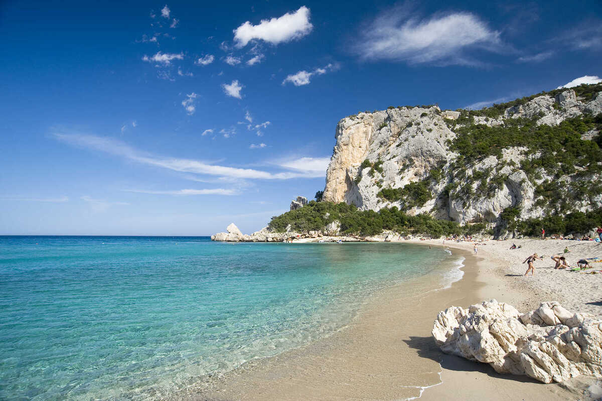 Chi comanda su Cala Luna? La lite tra Dorgali e Baunei finisce davanti al prefetto