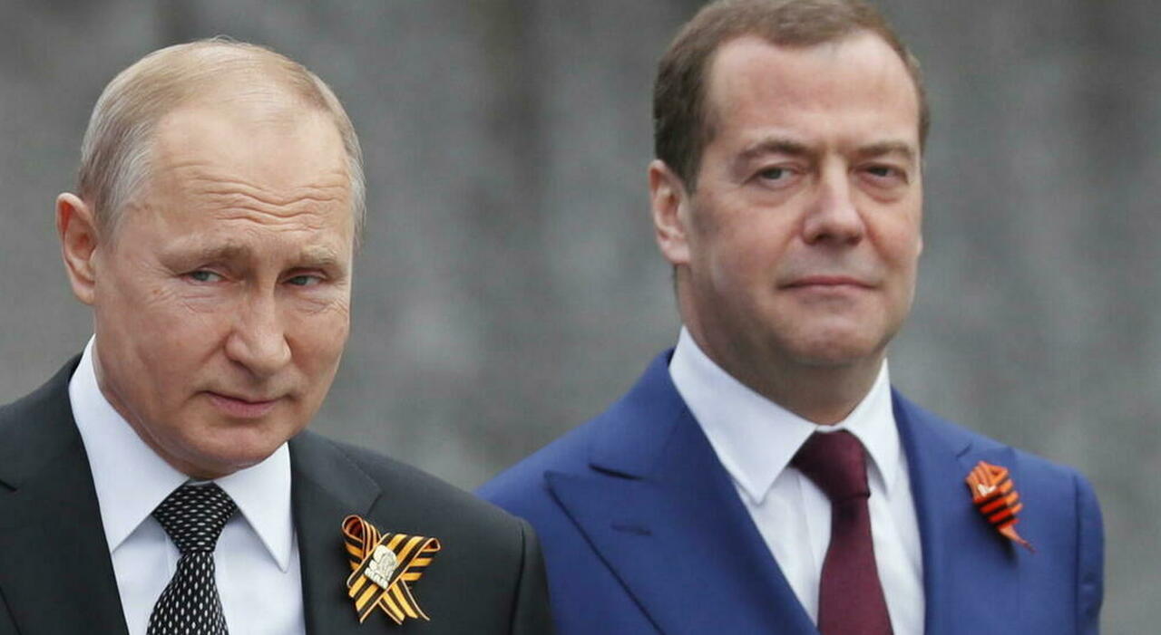 Ucraina, le minacce di Medvedev: "Se la Francia mandasse soldati tornerebbero in massa nelle base"
