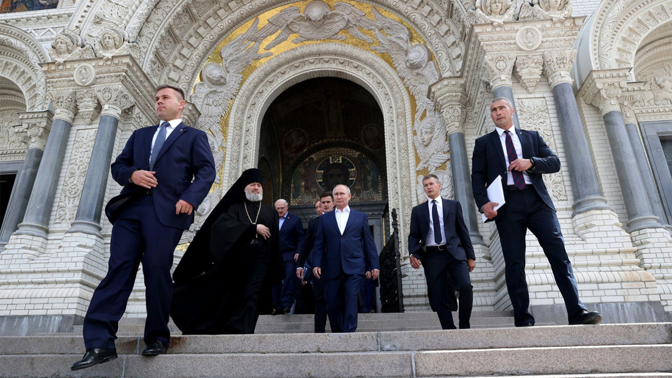 Putin firma la legge che vieta i cambi di sesso e discrimina i transgender Putin firma la legge che vieta i cambi di sesso e discrimina i transgender