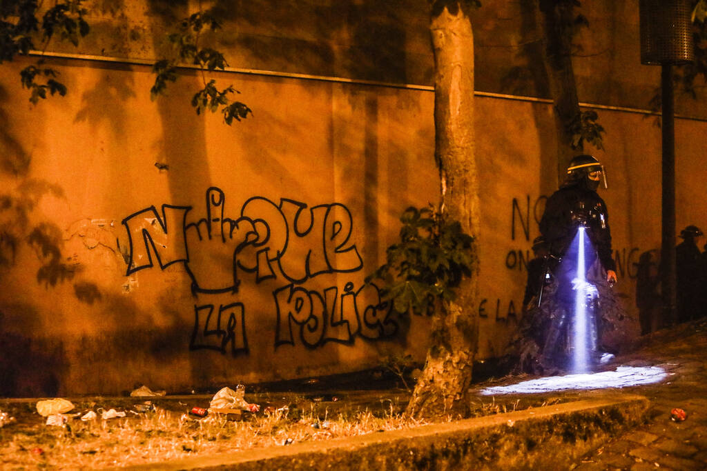 Francia: nel caos delle proteste spuntano i fascisti organizzati in bande per alimentare le violenze Francia: nel caos delle proteste spuntano i fascisti organizzati in bande per alimentare le violenze