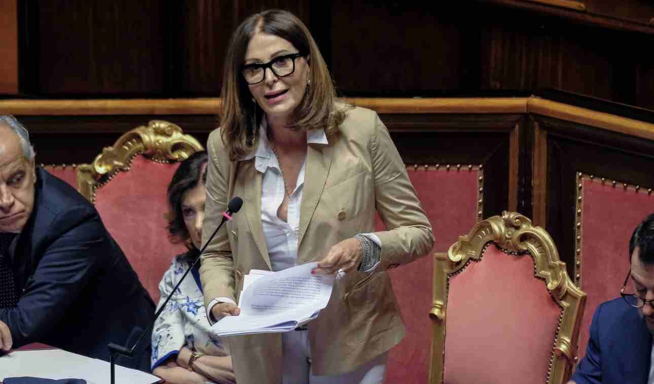 Daniela Santanché a processo, l'opposizione ribadisce: "Ora le dimissioni, Giorgia Meloni si esprima"