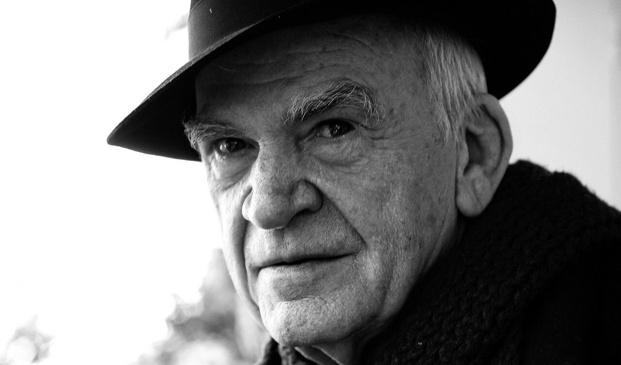 La lezione di Milan Kundera, che oggi avrebbe compiuto 95 anni