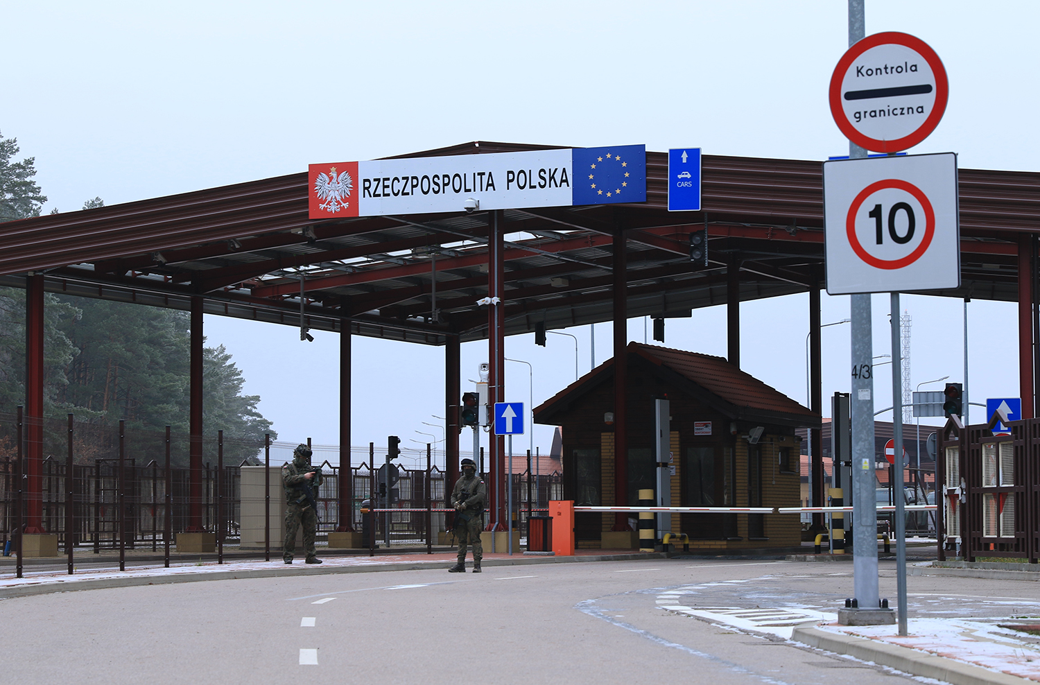 Polonia: politici della maggioranza al confine con la Bielorussia per respingere le provocazioni Polonia: politici della maggioranza al confine con la Bielorussia per respingere le provocazioni