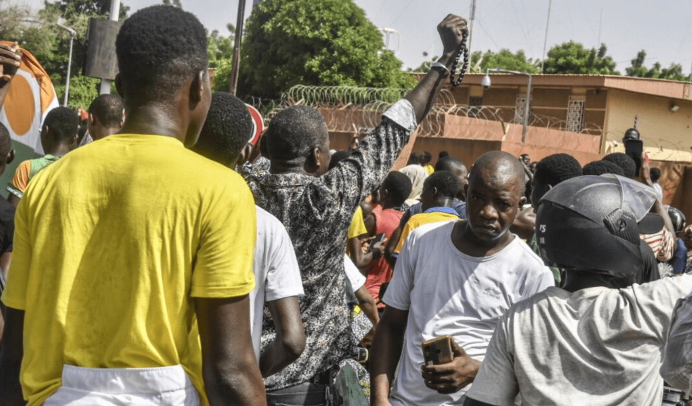 Niger: manifestanti pro-golpe assaltano l'ambasciata francese al grido di 'viva Putin'