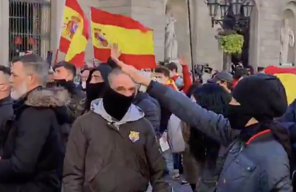 I fascisti di Vox non si smentiscono: "Il matrimonio gay è come sposare un gatto" I fascisti di Vox non si smentiscono: "Il matrimonio gay è come sposare un gatto"