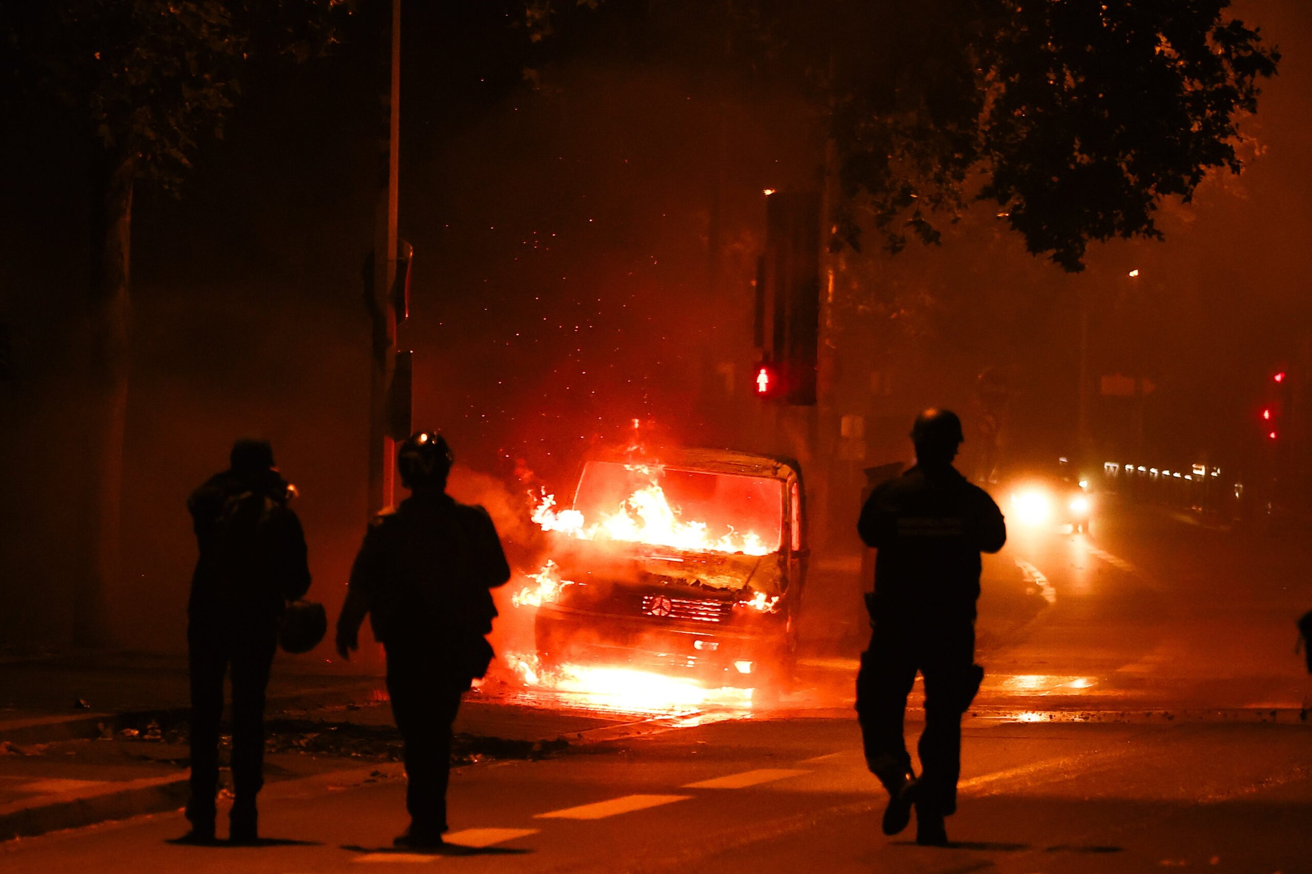Francia nel caos tra saccheggi e violenze: muore un manifestante, oltre mille arresti Francia nel caos tra saccheggi e violenze: muore un manifestante, oltre mille arresti