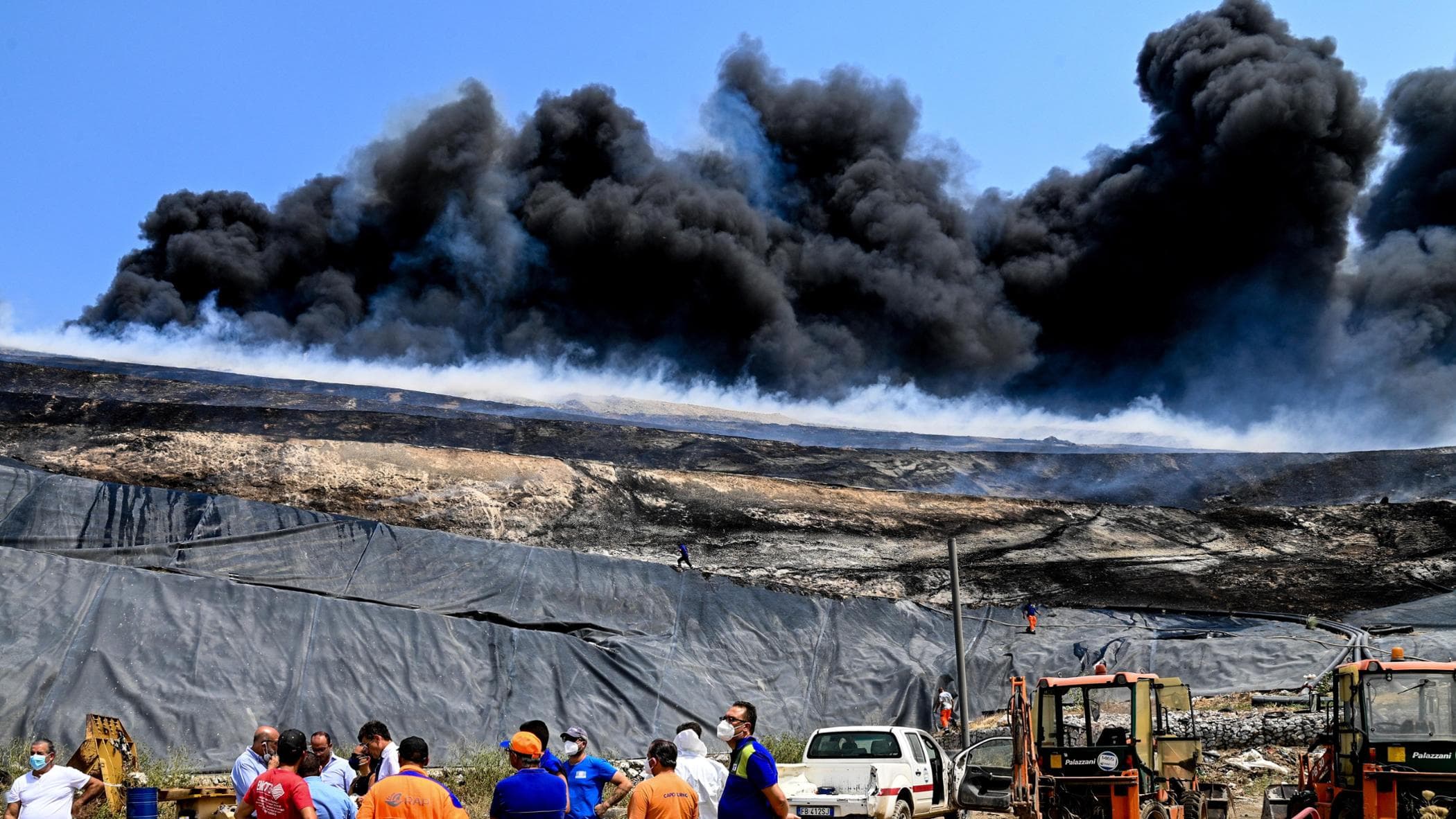 Palermo, il sindaco Lagalla: "Gli incendi sono dolosi, reati contro l'umanità"