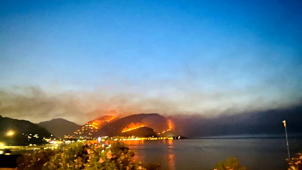 Incendi a Palermo, aeroporto fermo e una donna muore in ambulanza. Fratoianni: "Ma spendiamo soldi in carri armati"