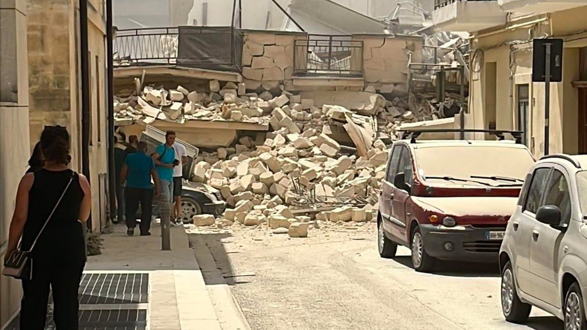 Crolla una palazzina durante la pausa pranzo degli operai: vivi per miracolo, ci sono feriti