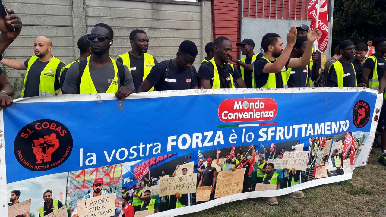 Mondo Convenienza, lavoratori in sciopero sgomberati dalla polizia: "Criminale è lo sfruttamento, non la protesta"