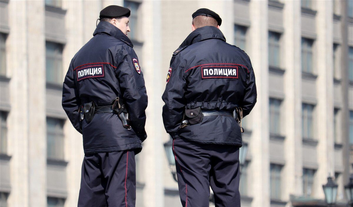 Russia, due bambini convocati dalla polizia per testimoniare contro la madre 'no war' Russia, due bambini convocati dalla polizia per testimoniare contro la madre 'no war'
