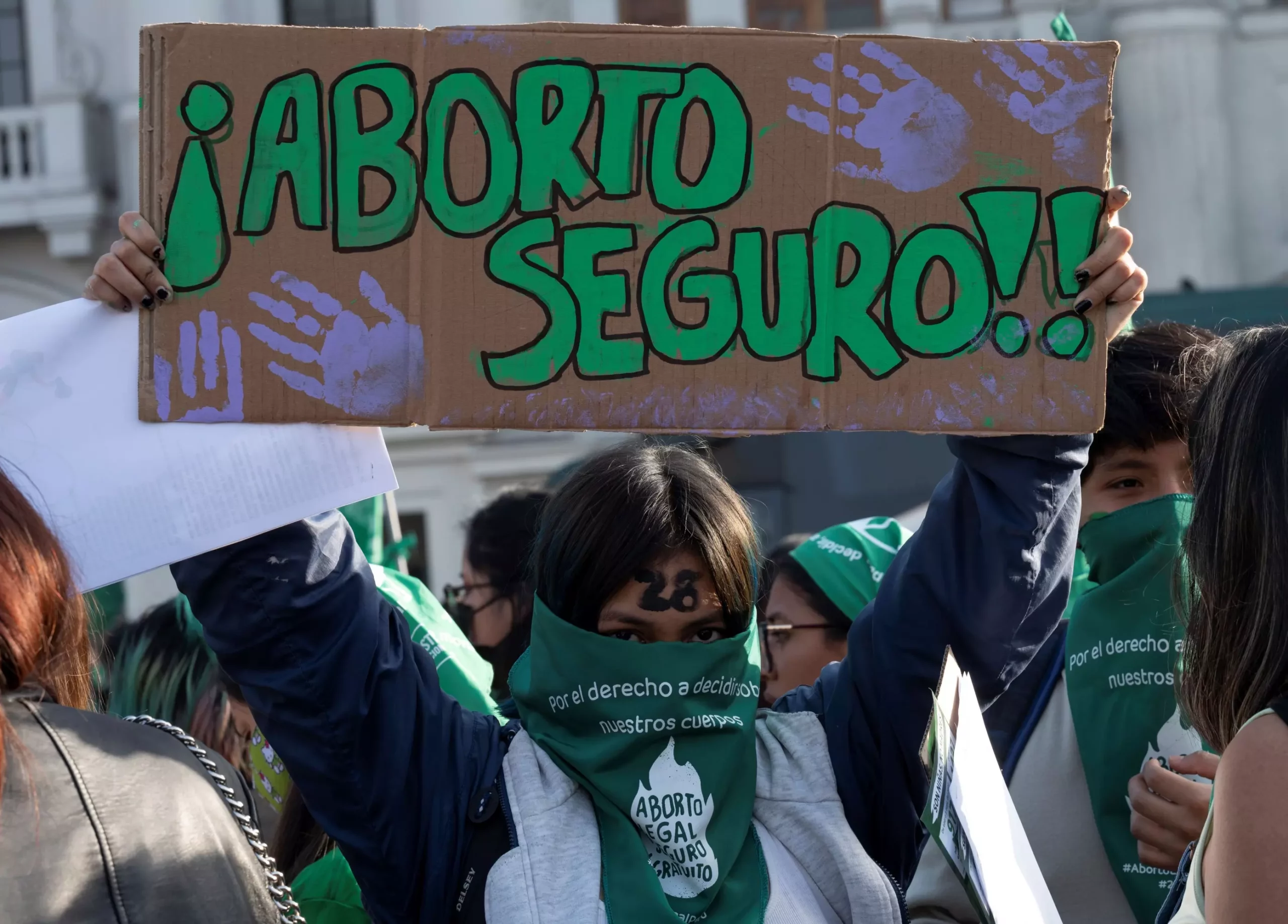 Ragazzina di 11 anni stuprata dal patrigno: le autorità danno l'ok per l'aborto ma i vescovi si oppongono Ragazzina di 11 anni stuprata dal patrigno: le autorità danno l'ok per l'aborto ma i vescovi si oppongono