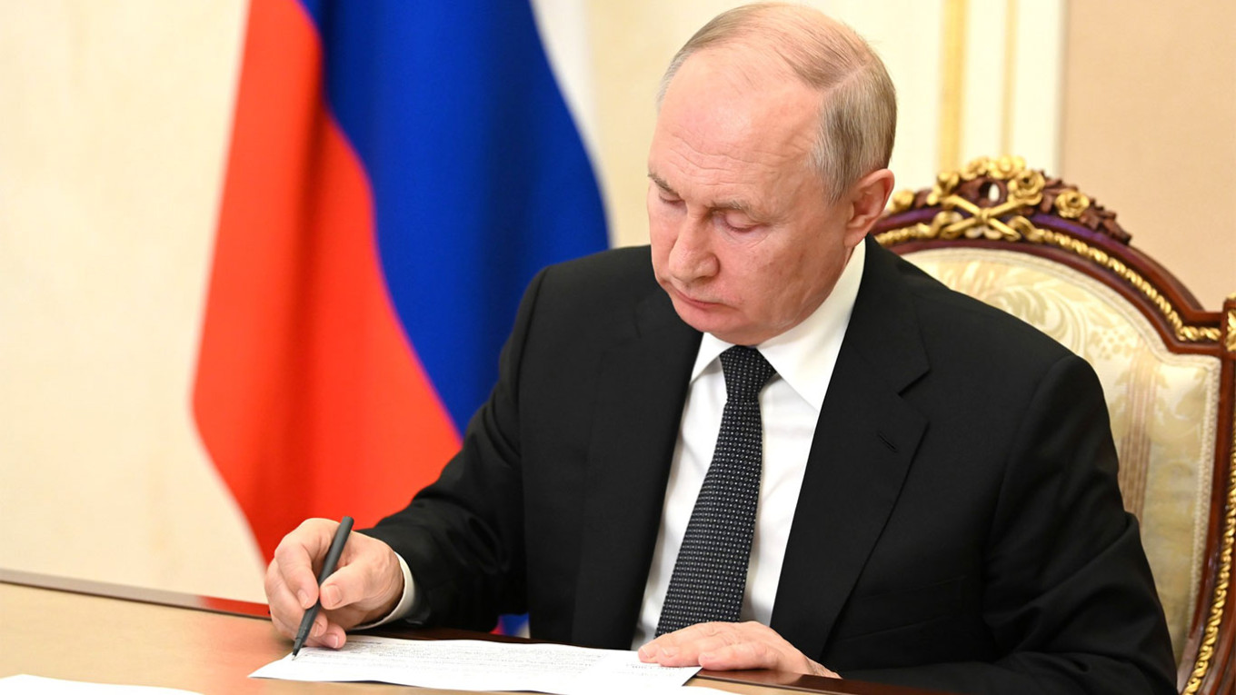 Putin dice che il nazismo è la norma in Ucraina (mentre alla Wagner veneravano Hitler)